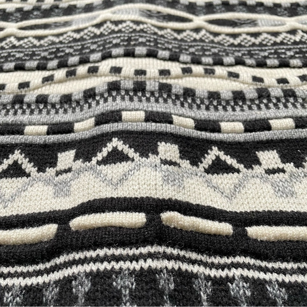 Vintage 3D Textured Knit Sweater Vest - Picture 2 of 8